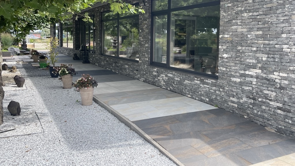 Poolplatten aus Keramik und Naturstein