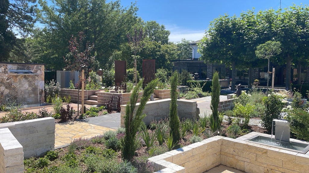 Palisaden und Blockstufen aus Granit