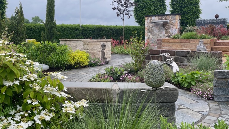Brunnenanlage mit Natursteinmauern