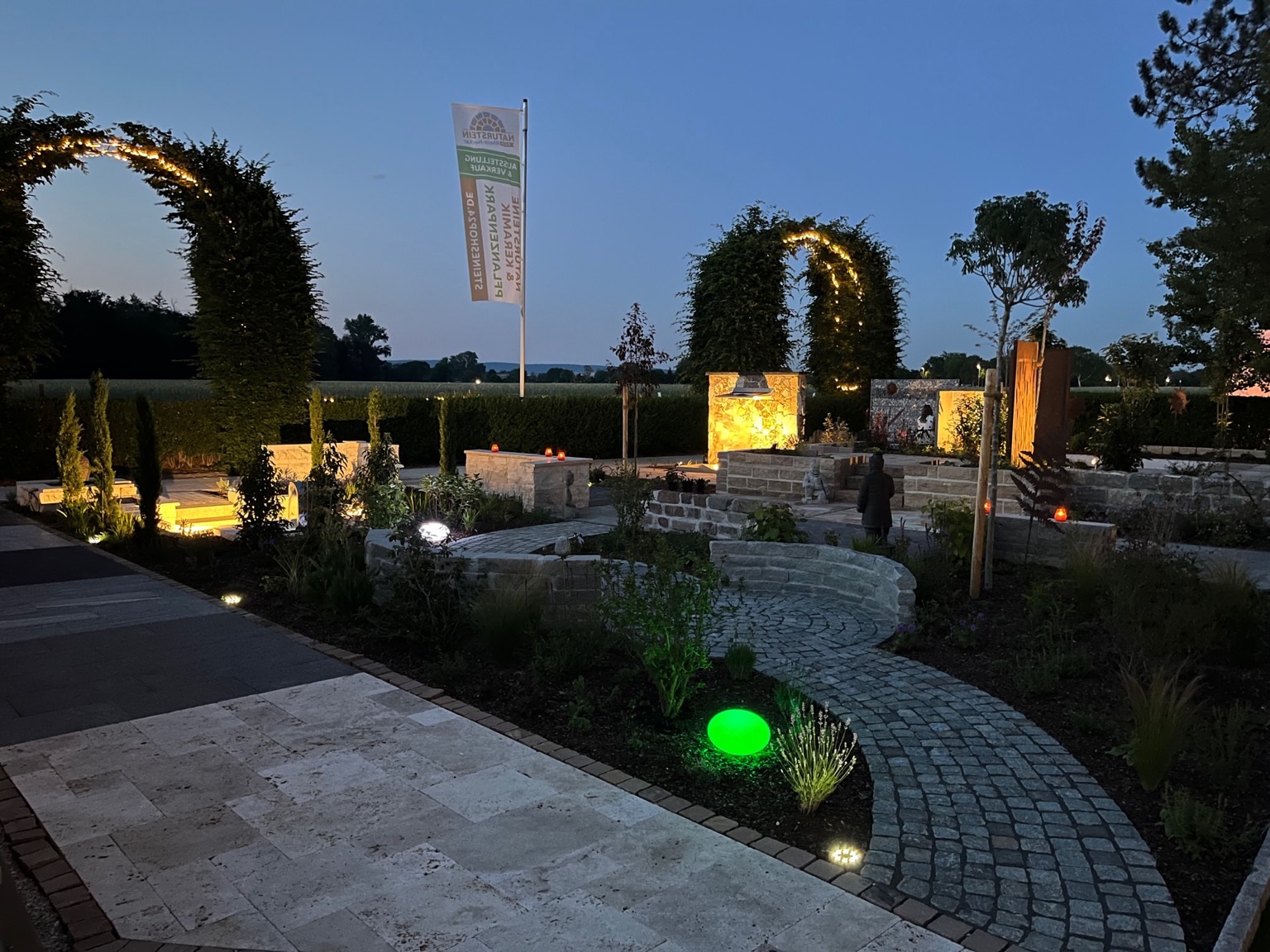 Ausstellungsgelände bei Abendbeleuchtung