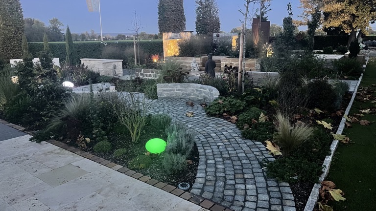 Gepflasterter Rundweg durch die Ausstellung