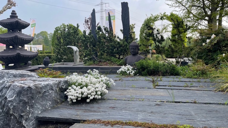 Zen-Garten mit Schieferplatten und Buddha